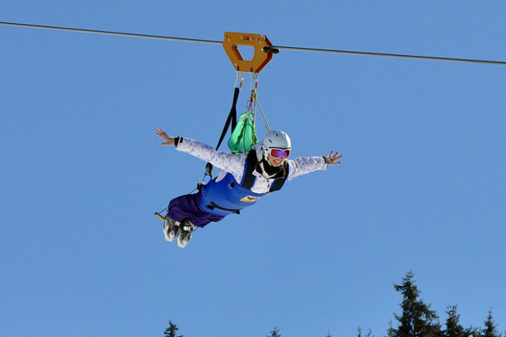 Avec la tyrolienne, on peut atteindre une vitesse de 130 km/h. Avec la tyrolienne, on peut atteindre une vitesse de 130 km/h.