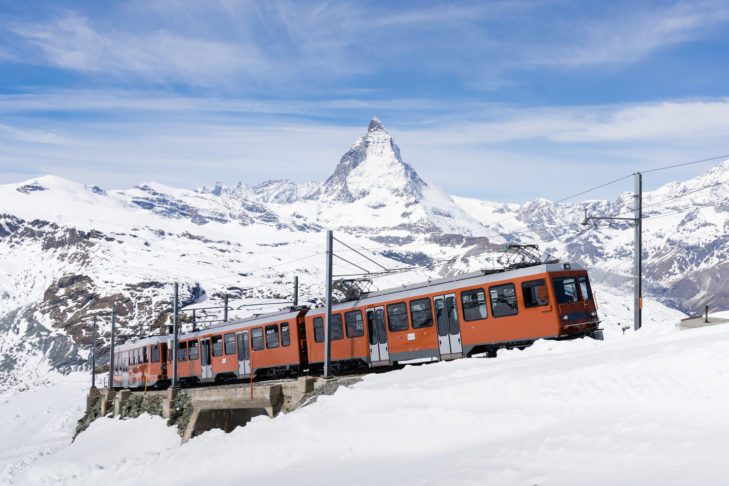 Zugfahren ähnelt einer Rundtour durch europäische Skiregionen. Zugfahren ähnelt einer Rundtour durch europäische Skiregionen.