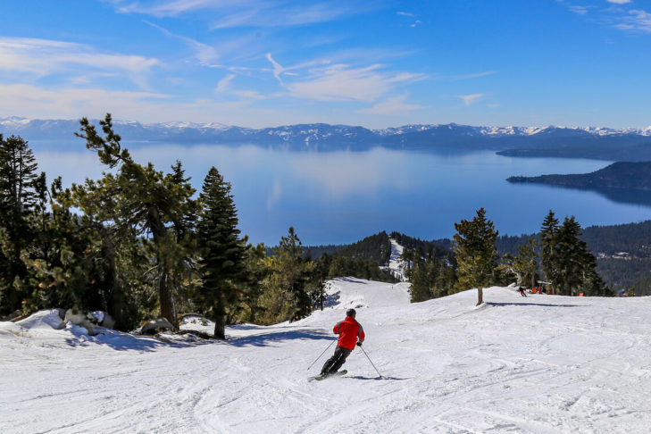 Auch im Sommer wird Skifahrern von den Pisten ein einmaliger Blick auf den Lake Tahoe geboten.