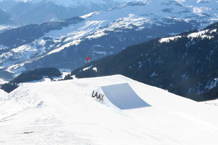 Laax ist eins der größten Skigebiete in der Schweiz und vor allem bei Freestylern sehr beliebt.