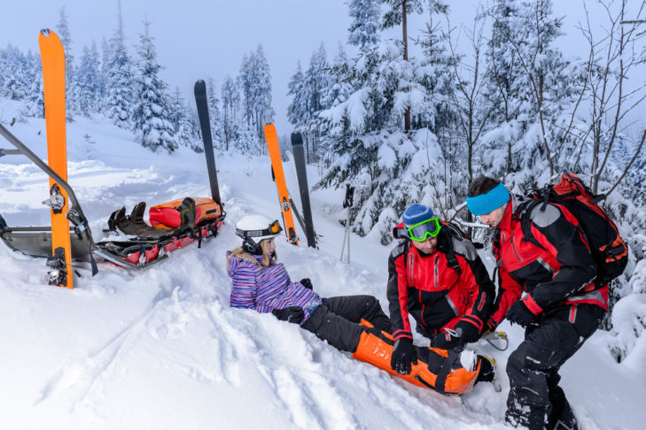 In jedem Skigebiet gibt es Sanitäter, die im Notfall zur Stelle sind. In jedem Skigebiet gibt es Sanitäter, die im Notfall zur Stelle sind.