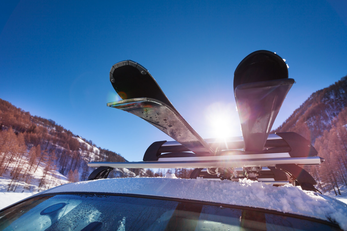 Auto fahren im Schnee mit Assistenzsystemen