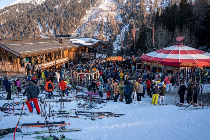 Après-Ski in urigen Hütten wie dem MooserWirt ist der ideale Ausklang für einen perfekten Skitag in St. Anton.