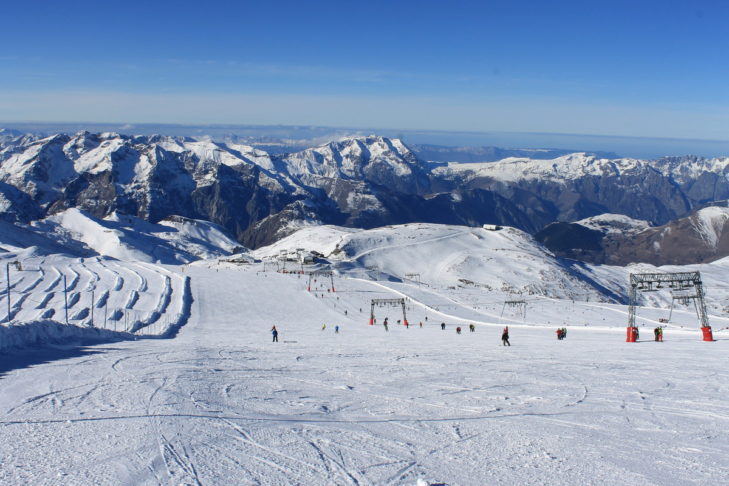 In Les 2 Alpes hat der Gletscher auch nach dem meteorologischen Sommeranfang am 21. Juni für Wintersportler geöffnet.