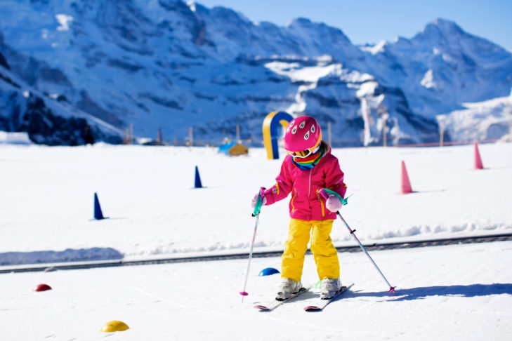 Eltern dürften sich freuen, denn auch in deutschen Skigebieten werden Gratis-Skipässe für Kinder angeboten.