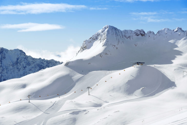 Die Zugspitze ist nicht nur Deutschlands höchster Berg, hier befindet sich auch das höchste Skigebiet der Bundesrepublik.