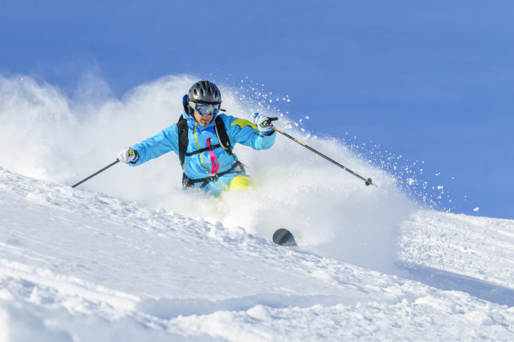 Pulvrigen Tiefschnee unter den Brettern zu spüren, ist für viele Wintersportler das absolute Highlight beim Skifahren in den Bergen.