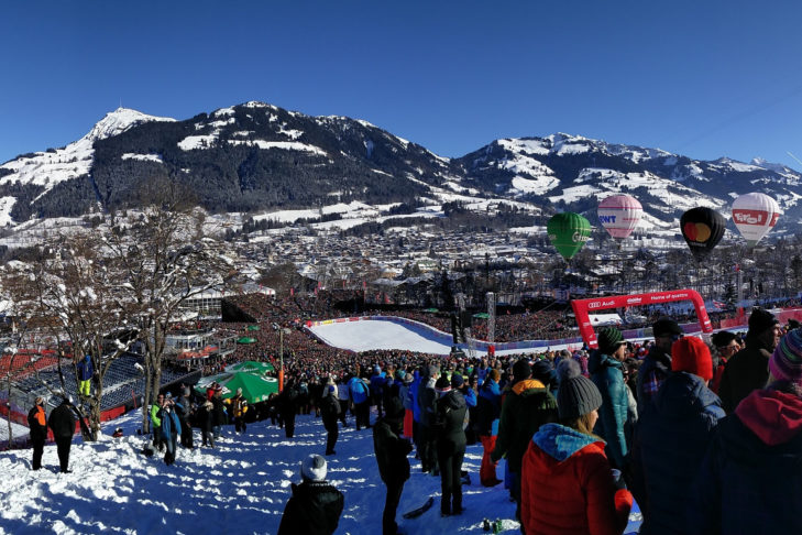Das Hahnenkammrennen auf der legendären Streif lockt jedes Jahr zehntausende Zuschauer und zahlreiche Promis nach Kitzbühel. Sich selbst und die Sieger werden dann beim Après-Ski gefeiert.