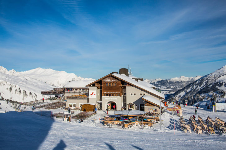 Wintersportler, die in Gaschurn im Montafon den Après-Ski genießen möchten, bekommen hier einen halben Liter Bier schon für 5,30 Euro.