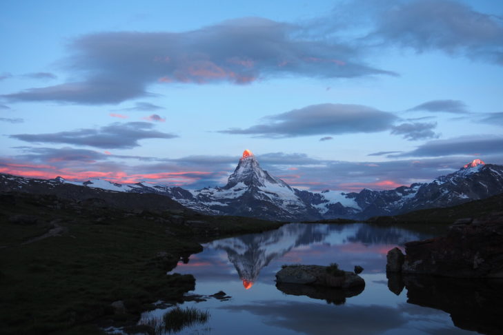 Einen traumhaften Sonnenaufgang am Matterhorn genießen und dann ab auf die Piste, das geht im Wallis auch im Sommer.
