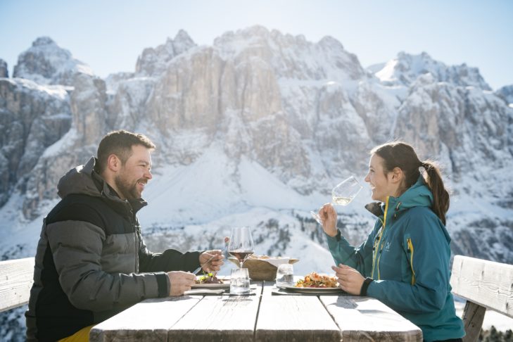 In den Skigebieten Südtirols lassen sich auf den Sonnenterrassen viele kulinarische Spezialitäten aus der Region genießen.
