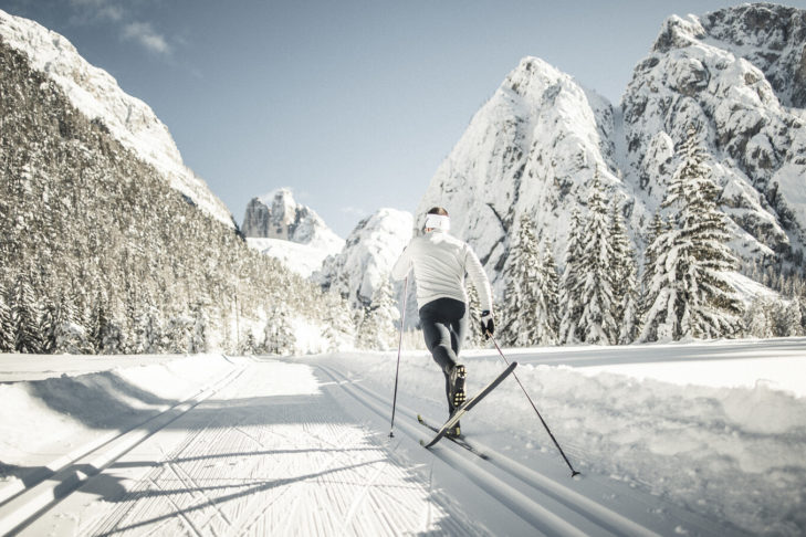 Beim strahlendem Sonnenschein können Wintersportler in Südtirol fast 1.800 Loipenkilometer erkunden.