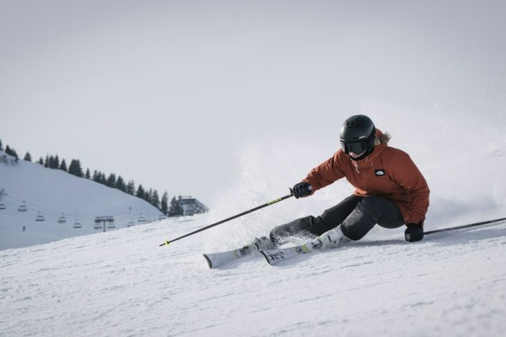 Wer einen guten Eindruck auf der Piste machen möchte, benötigt im Skigebiet neben guter Technik auch Top-Skikleidung.